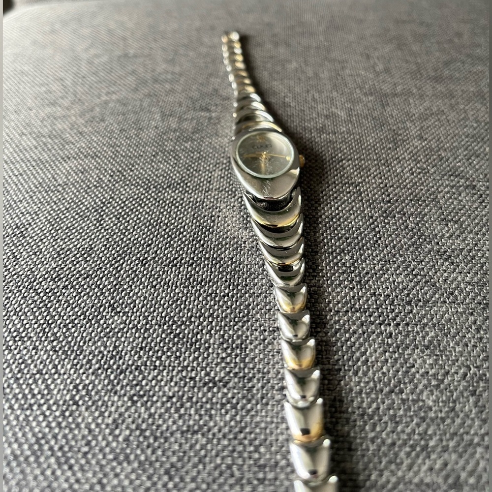 Gucci Vintage Oval Watch - Picture 4 of 6